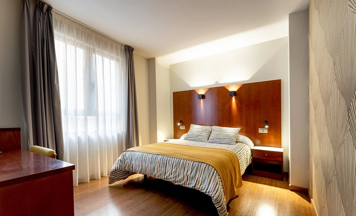 L'équilibre parfait entre confort et fonctionnalité, offrant un espace douillet pour le repos.