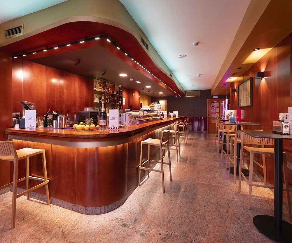 Barbacana est un café-bar qui allie tradition et modernité au cœur de Zamora. Barbacana est un café-bar qui allie tradition et modernité au cœur de Zamora.